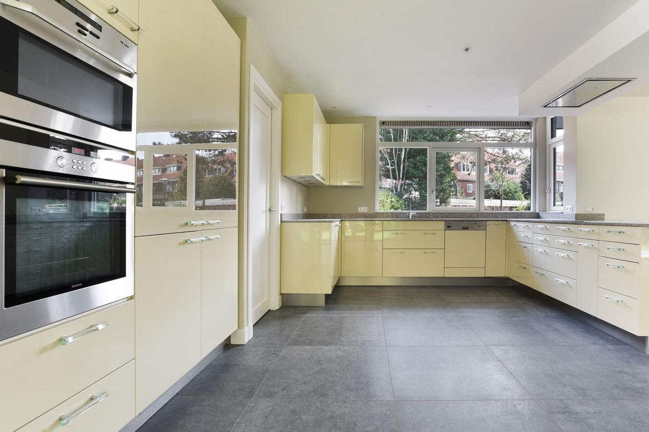 330 m² Detached Bungalow with 6 Bedrooms - Image 12