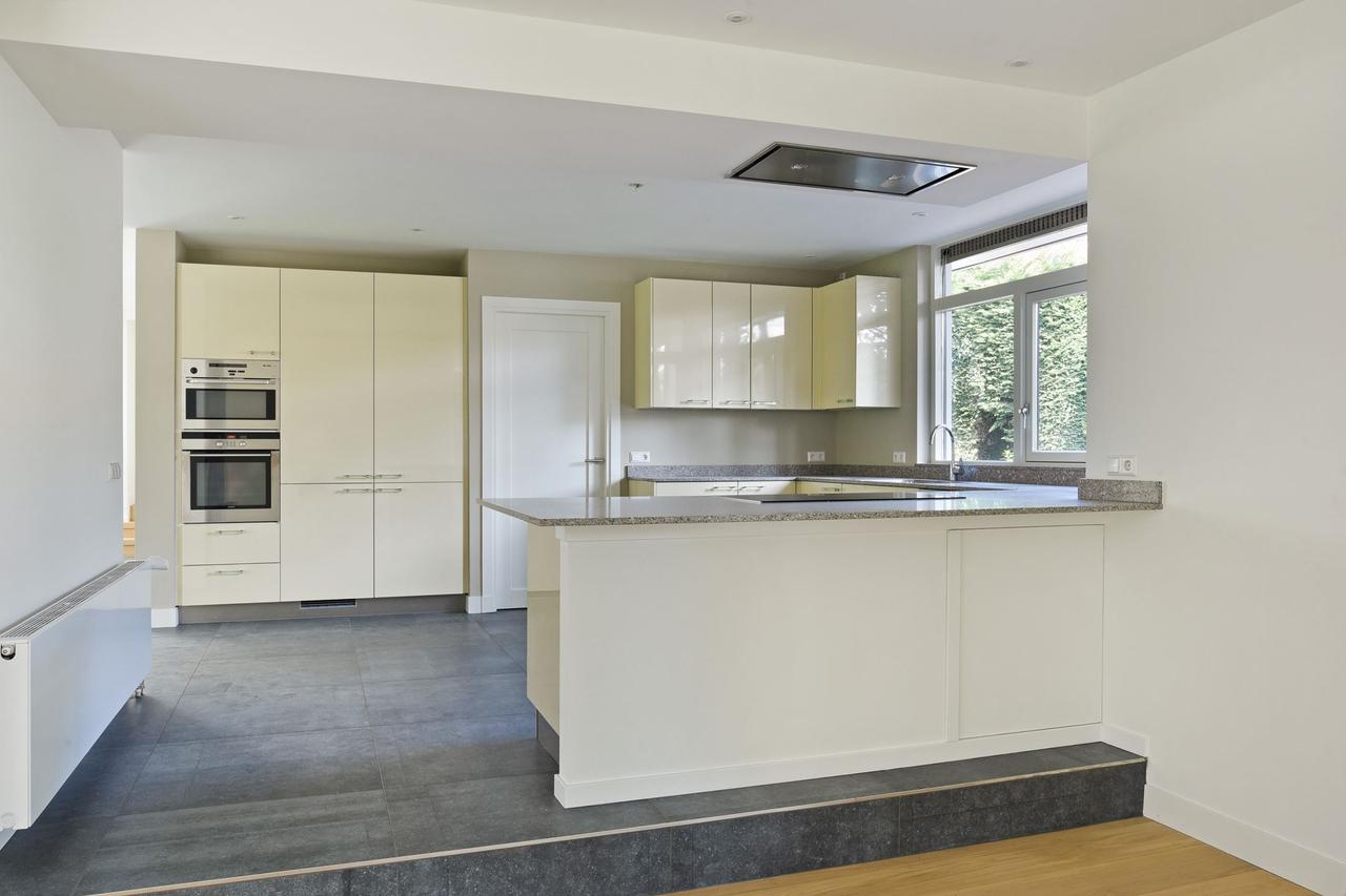 330 m² Detached Bungalow with 6 Bedrooms - Image 14