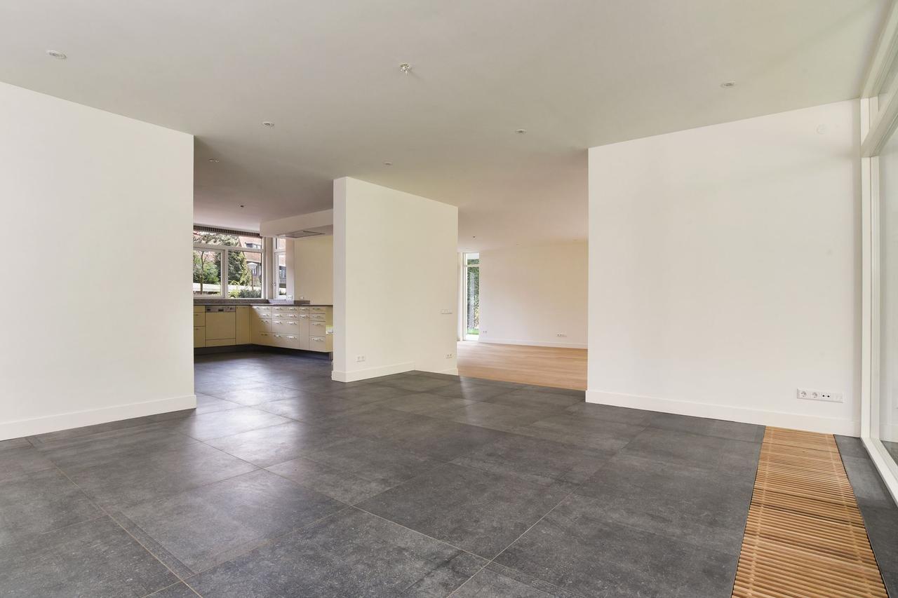 330 m² Detached Bungalow with 6 Bedrooms - Image 17