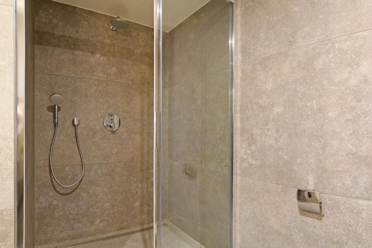 330 m² Detached Bungalow with 6 Bedrooms - Image 31