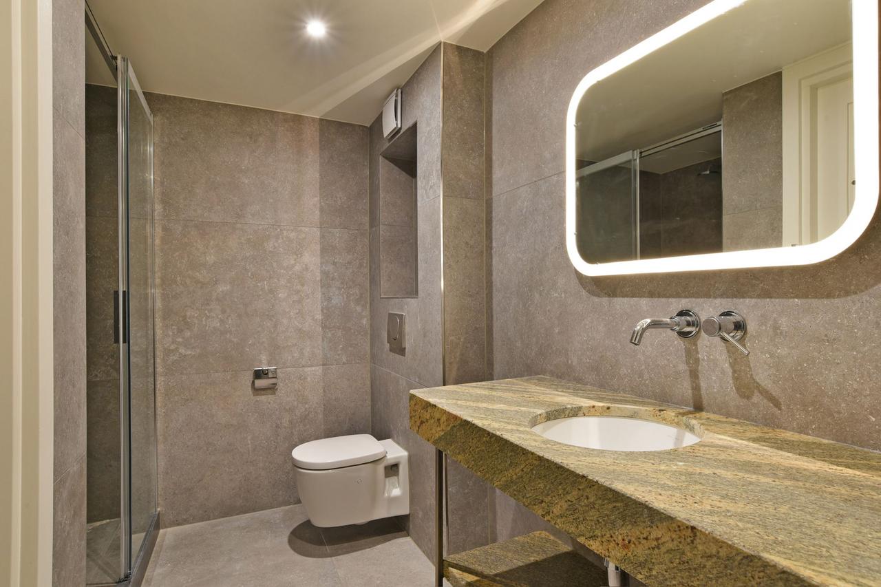 330 m² Detached Bungalow with 6 Bedrooms - Image 32