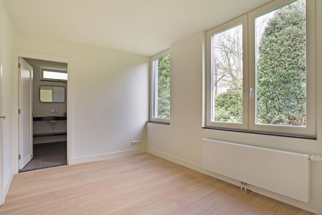 330 m² Detached Bungalow with 6 Bedrooms - Image 35