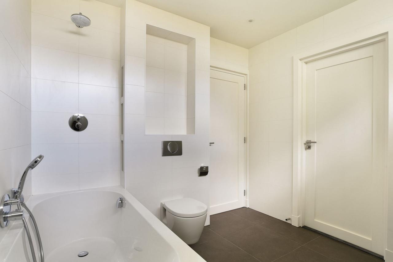 330 m² Detached Bungalow with 6 Bedrooms - Image 38
