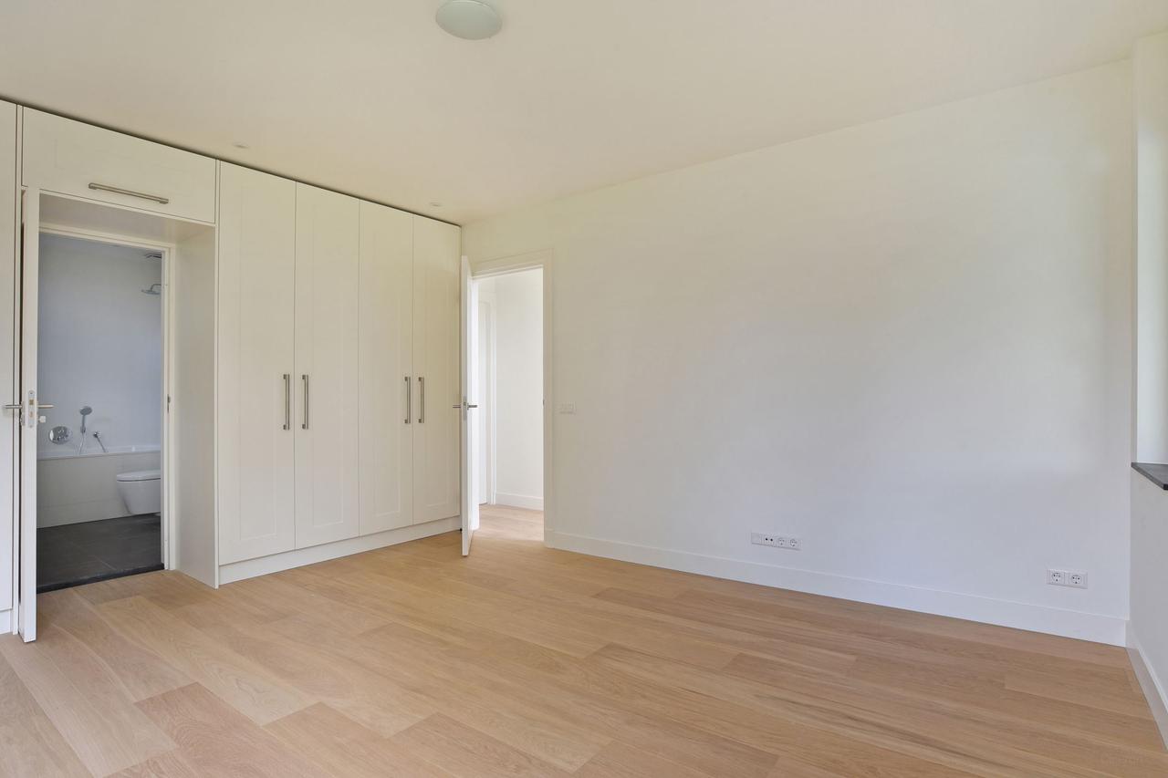 330 m² Detached Bungalow with 6 Bedrooms - Image 39