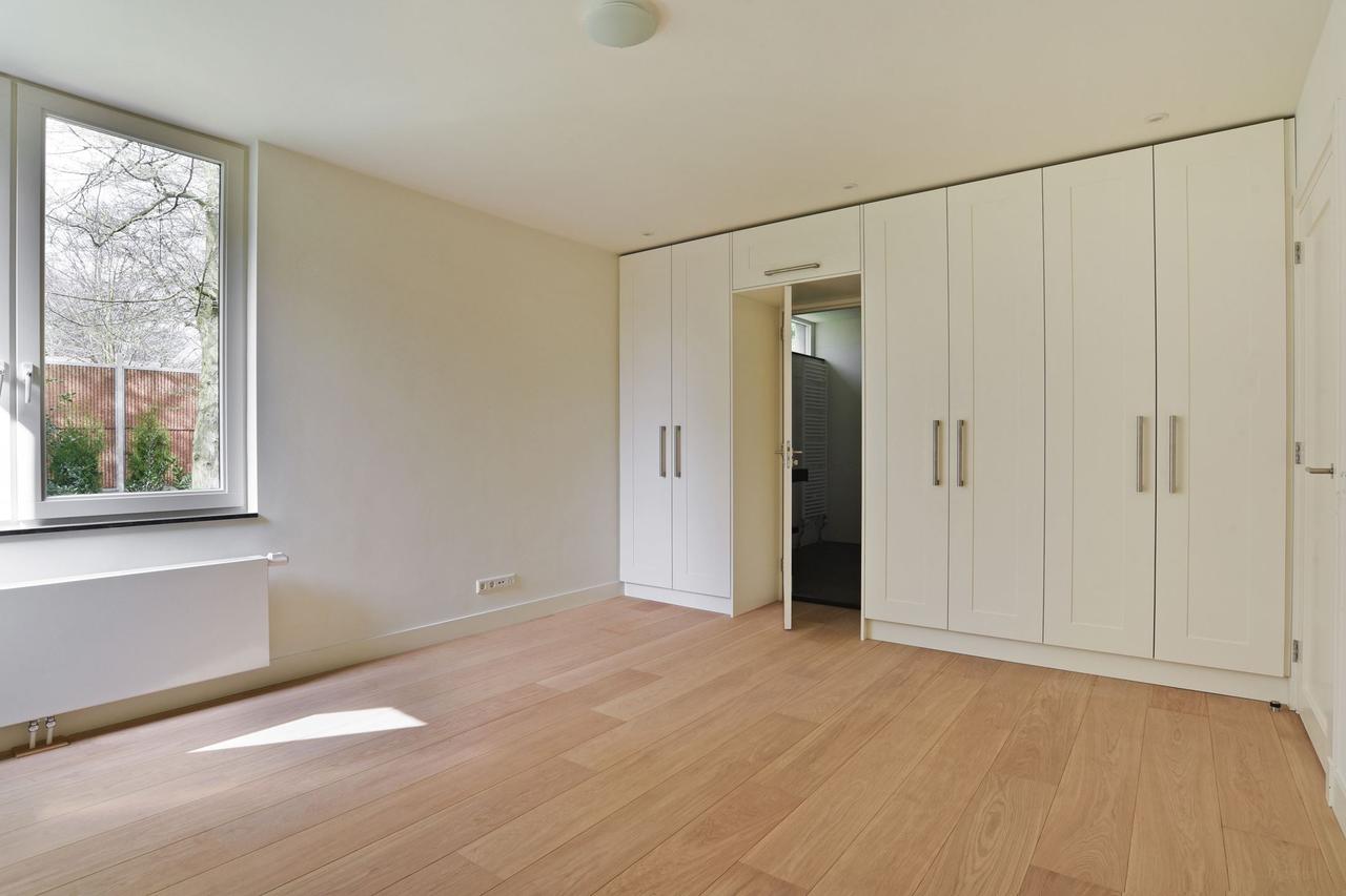 330 m² Detached Bungalow with 6 Bedrooms - Image 40