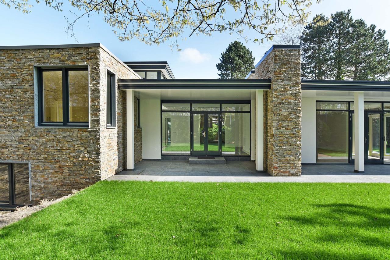 330 m² Detached Bungalow with 6 Bedrooms - Image 53