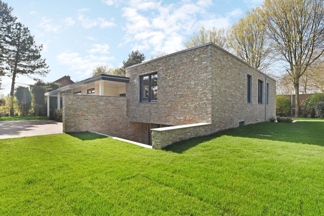 330 m² Detached Bungalow with 6 Bedrooms - Image 57