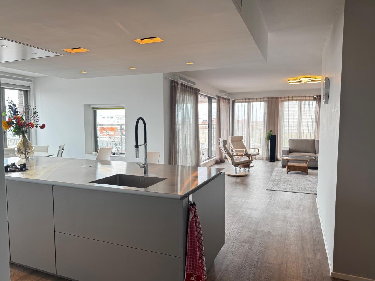 Harbour and sea views with terrace - Image 4