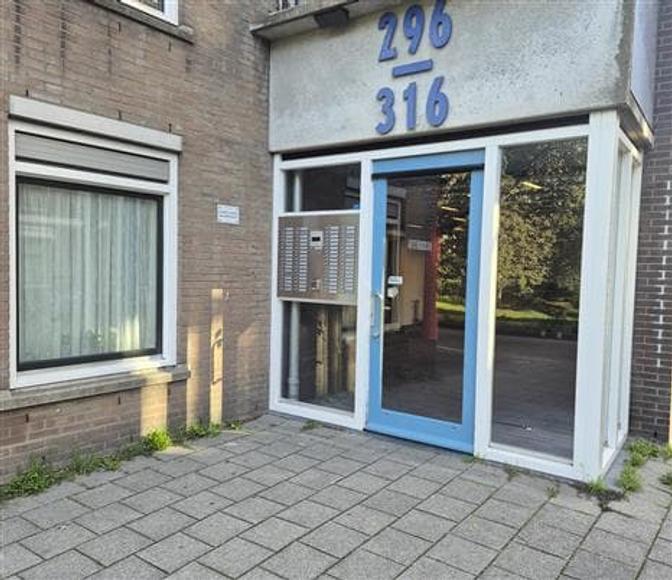 Senior Apartment with Balcony on the Canal - Image 2