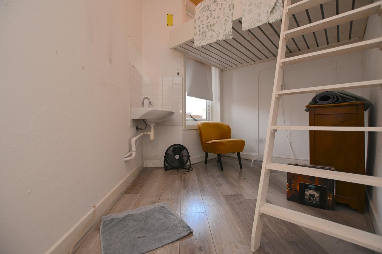 Kamer in meidenhuis nabij centrum - Afbeelding 3