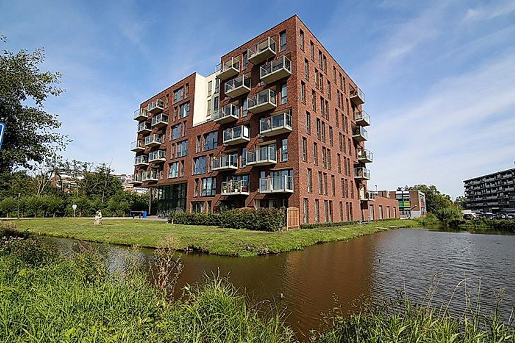 90 m² apartment with balcony in Gouda - Image 1