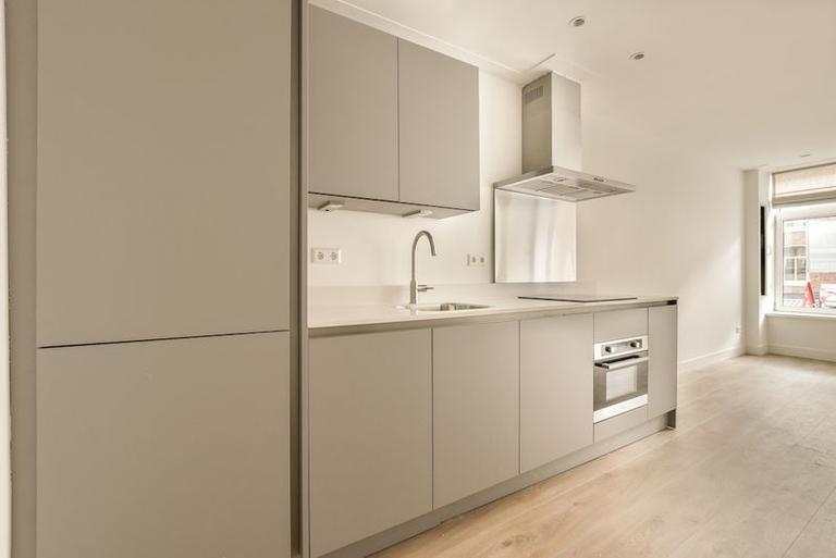 Furnished apartment with balcony in De Pijp - Image 4