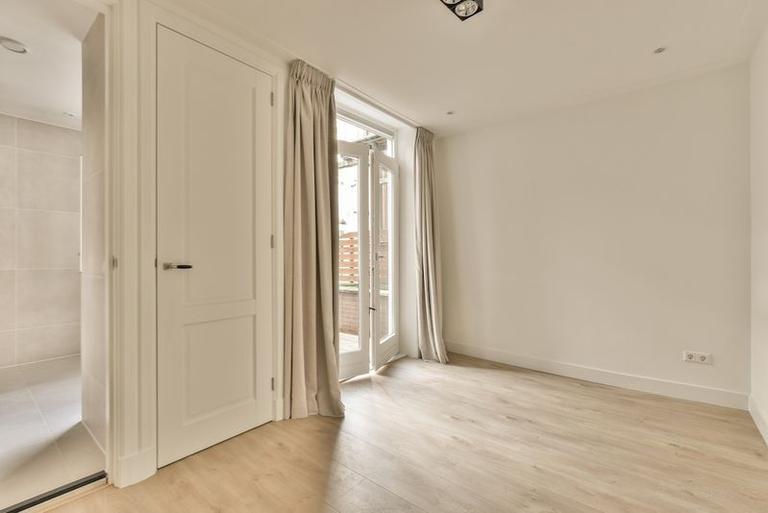 Furnished apartment with balcony in De Pijp - Image 7