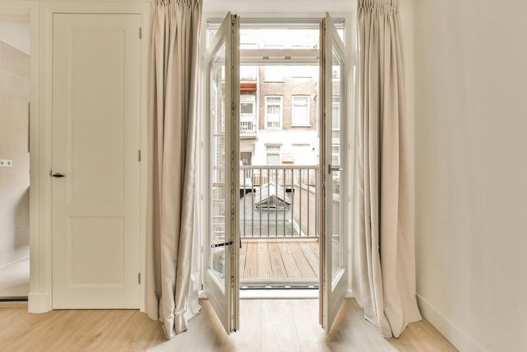 Furnished apartment with balcony in De Pijp - Image 8