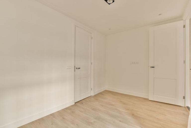 Furnished apartment with balcony in De Pijp - Image 9
