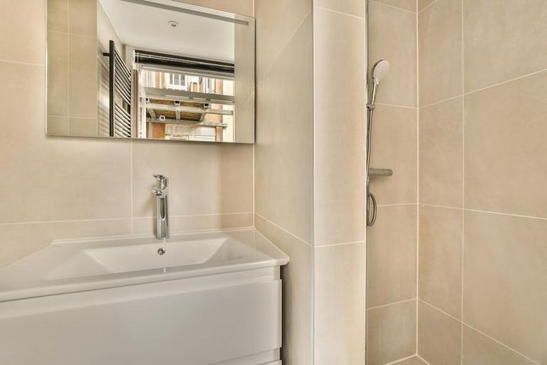 Furnished apartment with balcony in De Pijp - Image 12