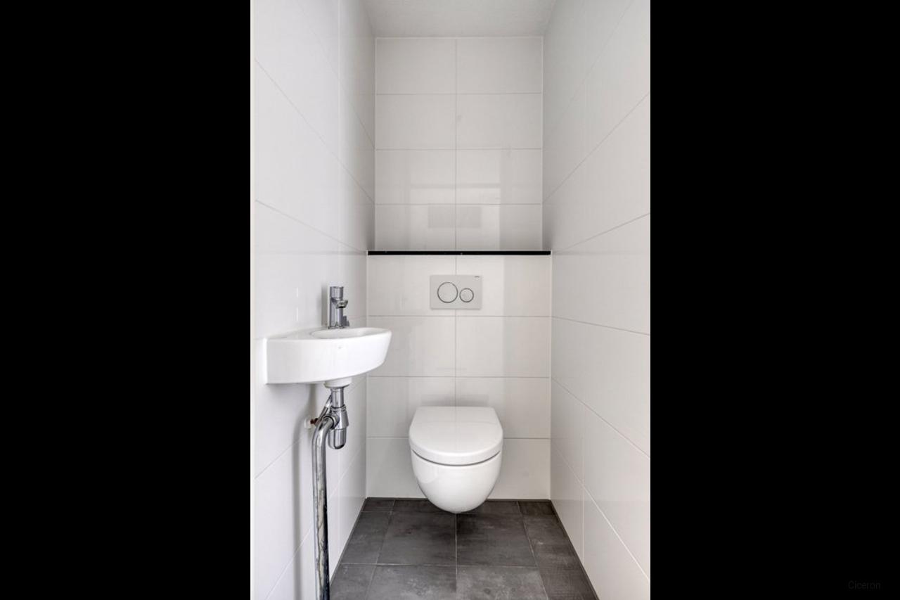 2-Bedroom Apartment with Balcony in Velserbroek - Image 5