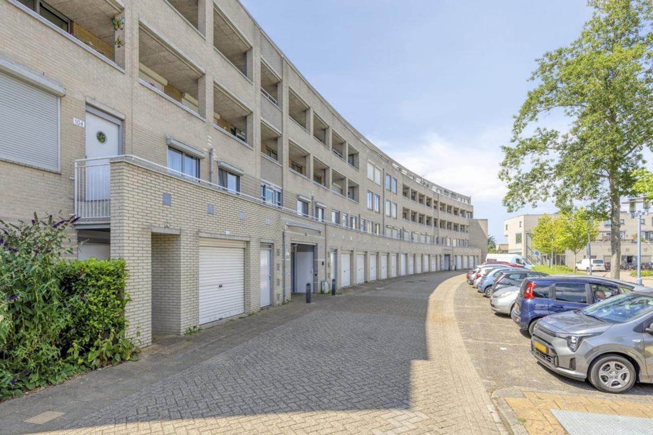2-Bedroom Apartment with Balcony in Velserbroek - Image 6
