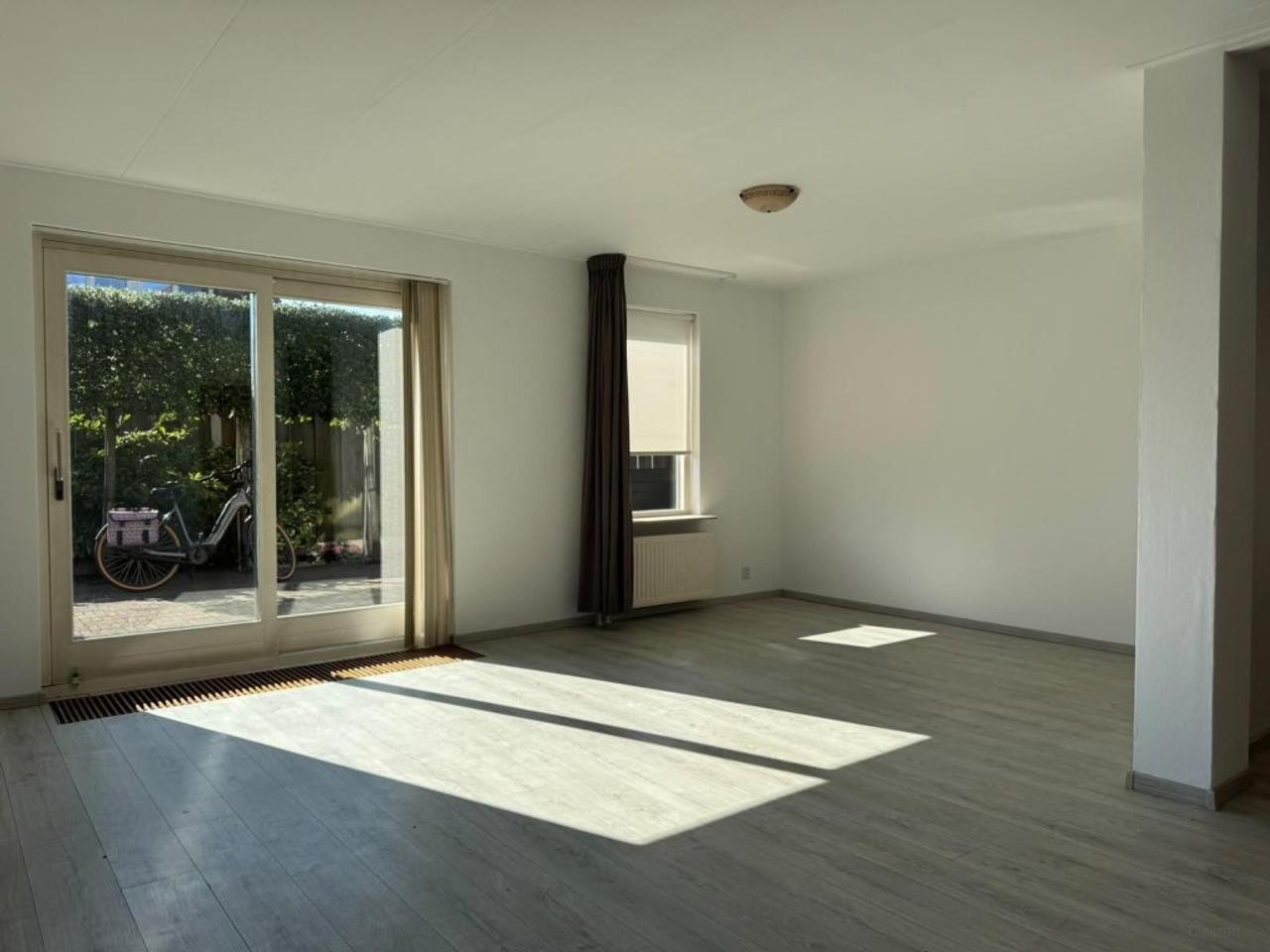 Ground-floor bedroom and garden - Image 2