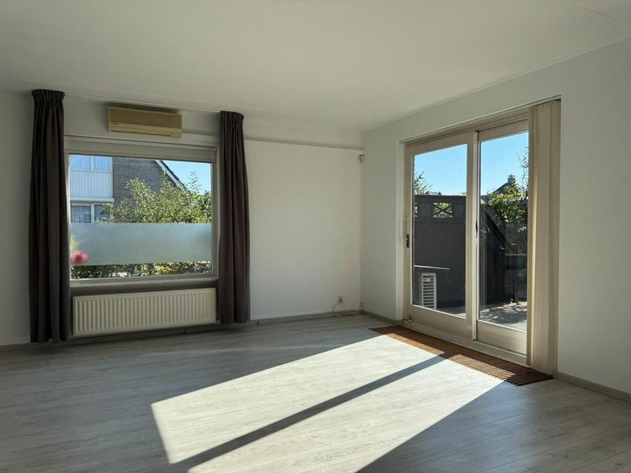 Ground-floor bedroom and garden - Image 4