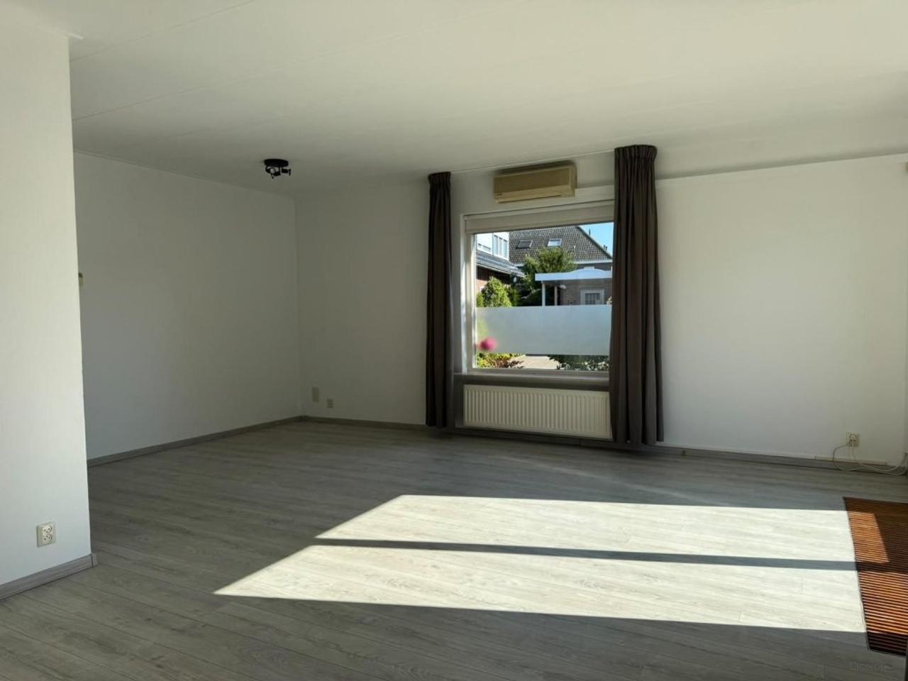 Ground-floor bedroom and garden - Image 5