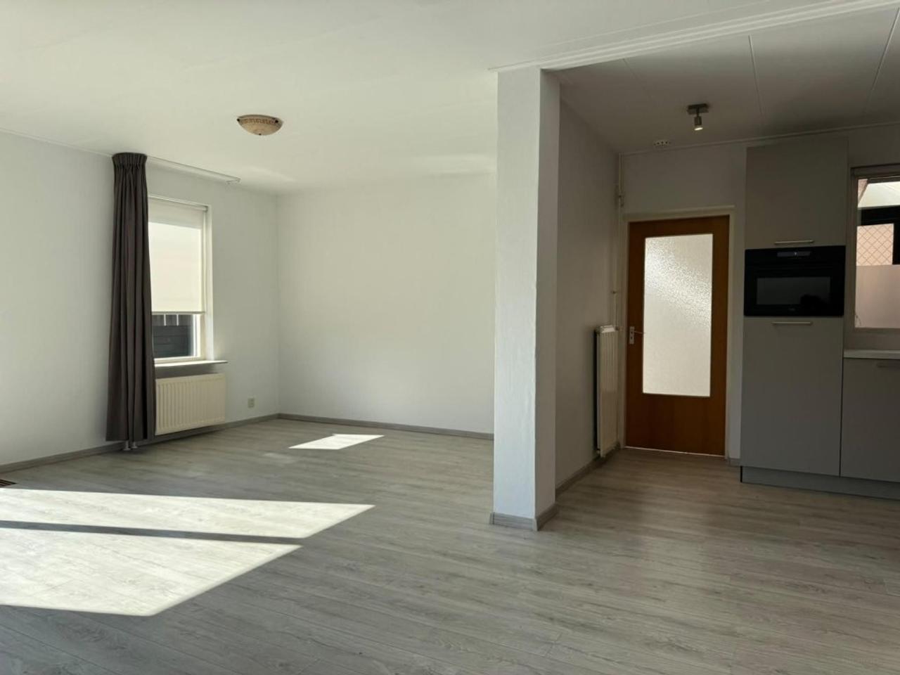 Ground-floor bedroom and garden - Image 6