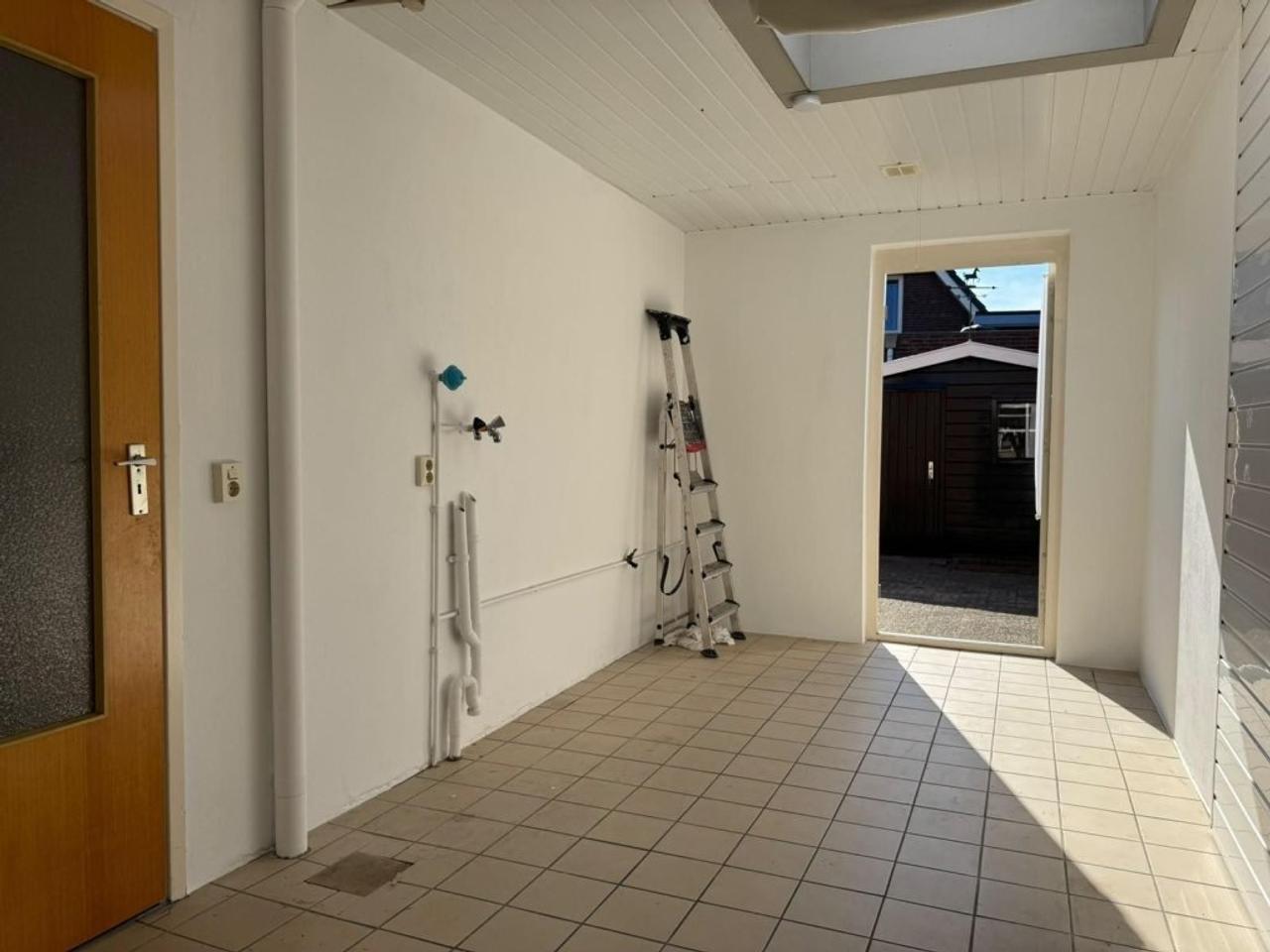 Ground-floor bedroom and garden - Image 7