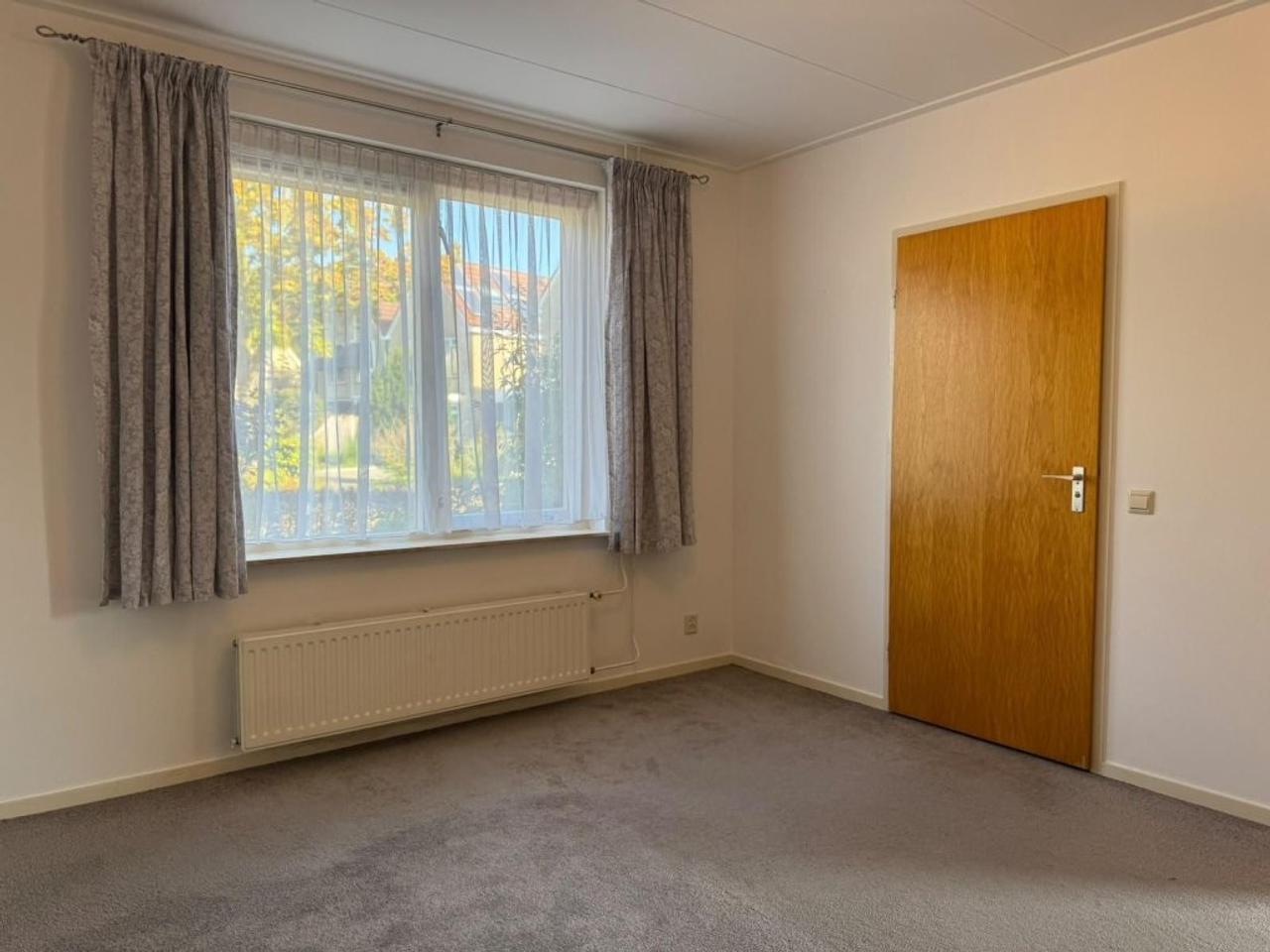 Ground-floor bedroom and garden - Image 8