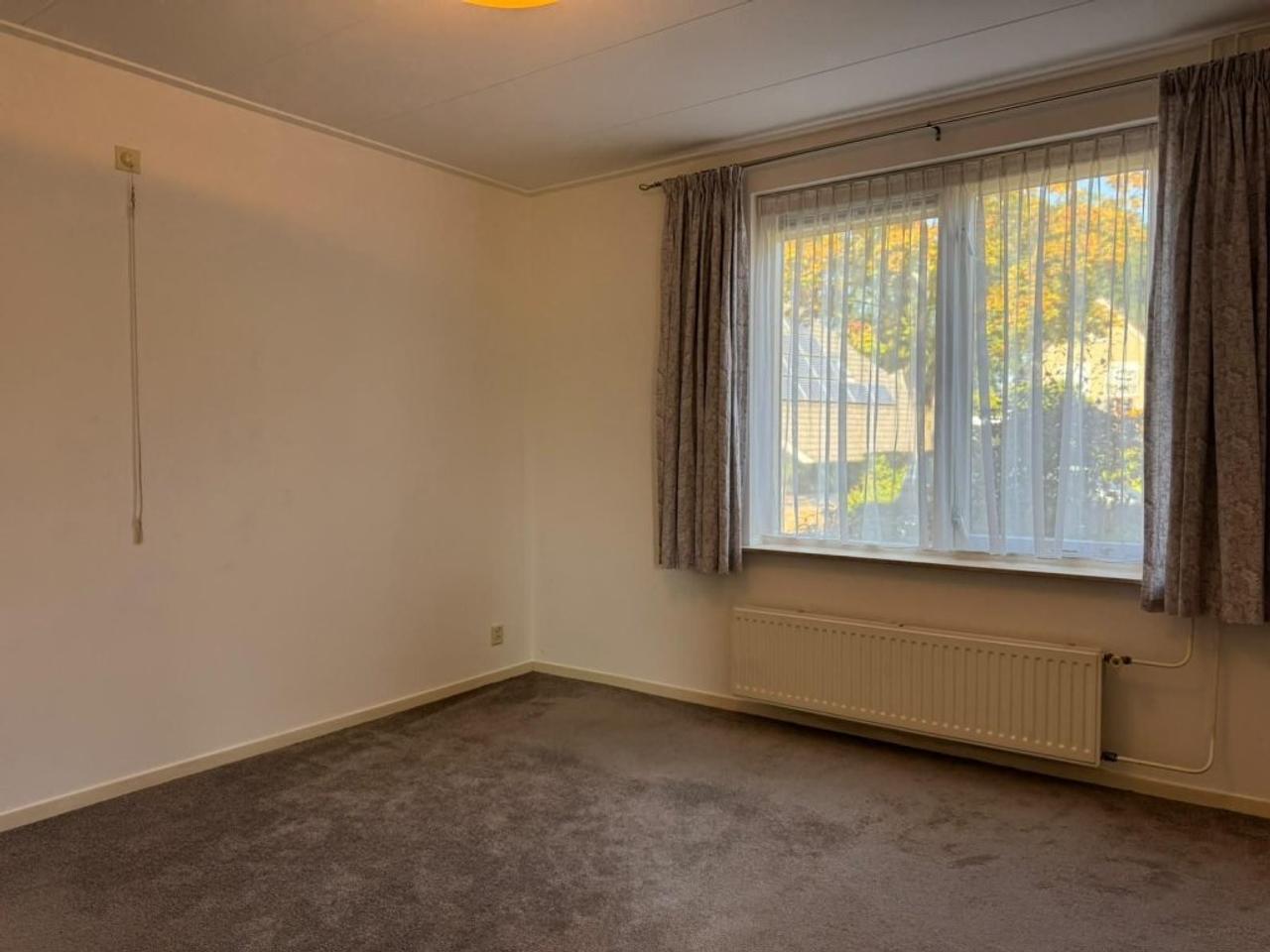 Ground-floor bedroom and garden - Image 9