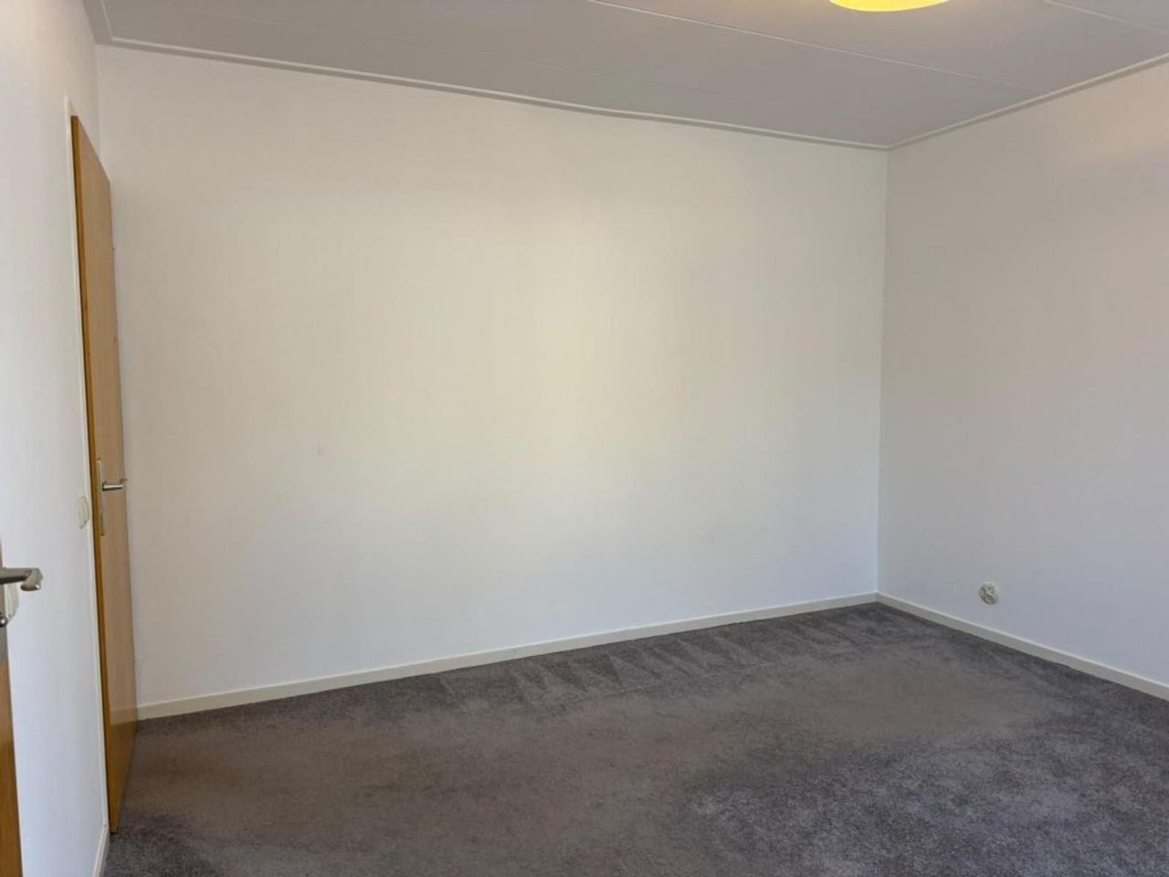 Ground-floor bedroom and garden - Image 10