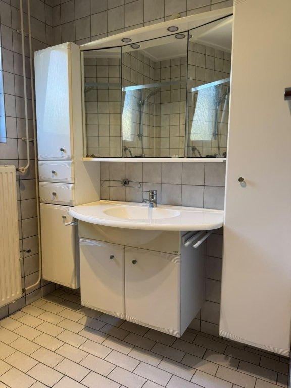 Ground-floor bedroom and garden - Image 12