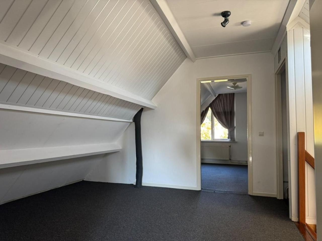 Ground-floor bedroom and garden - Image 15