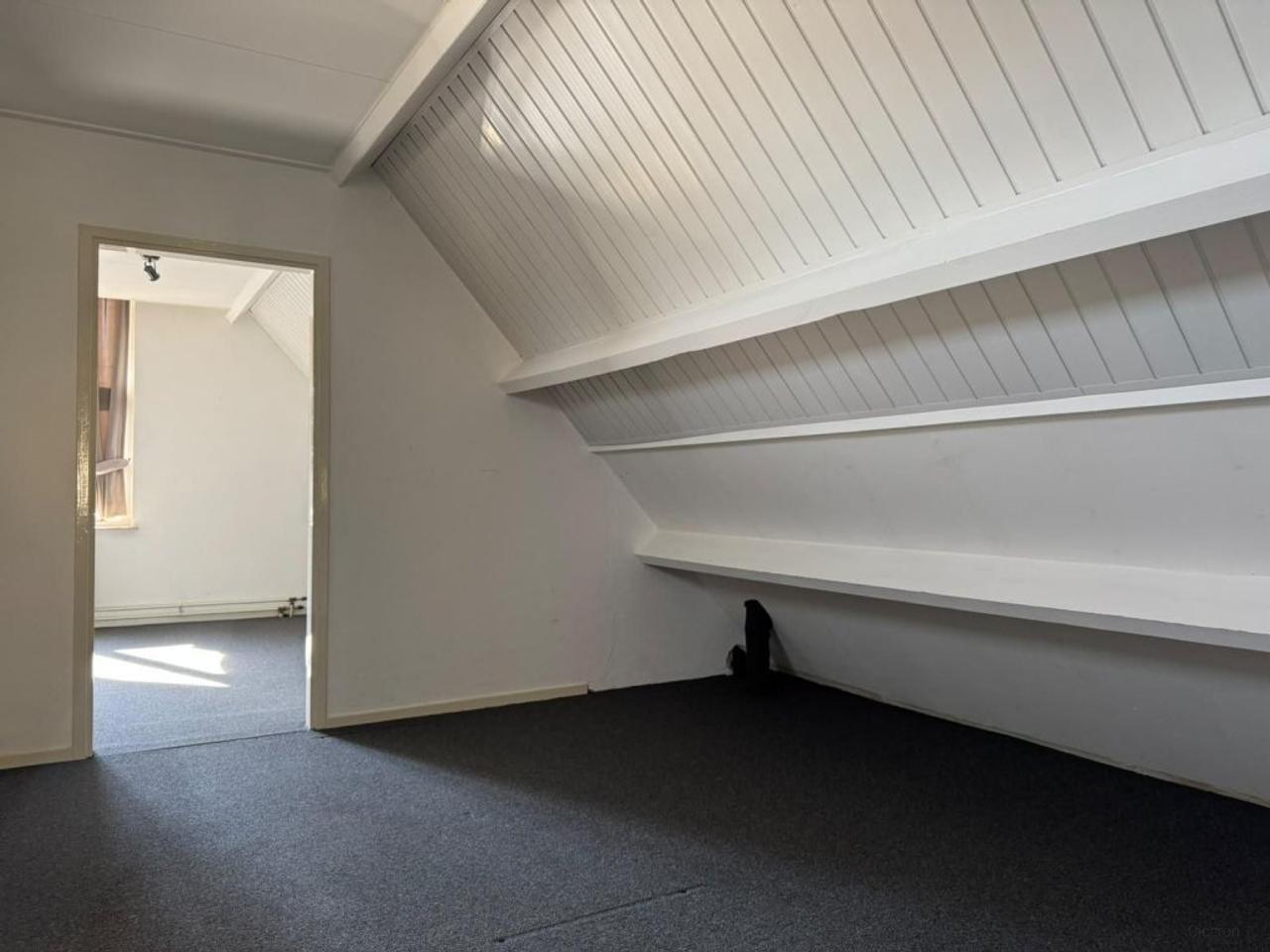 Ground-floor bedroom and garden - Image 16