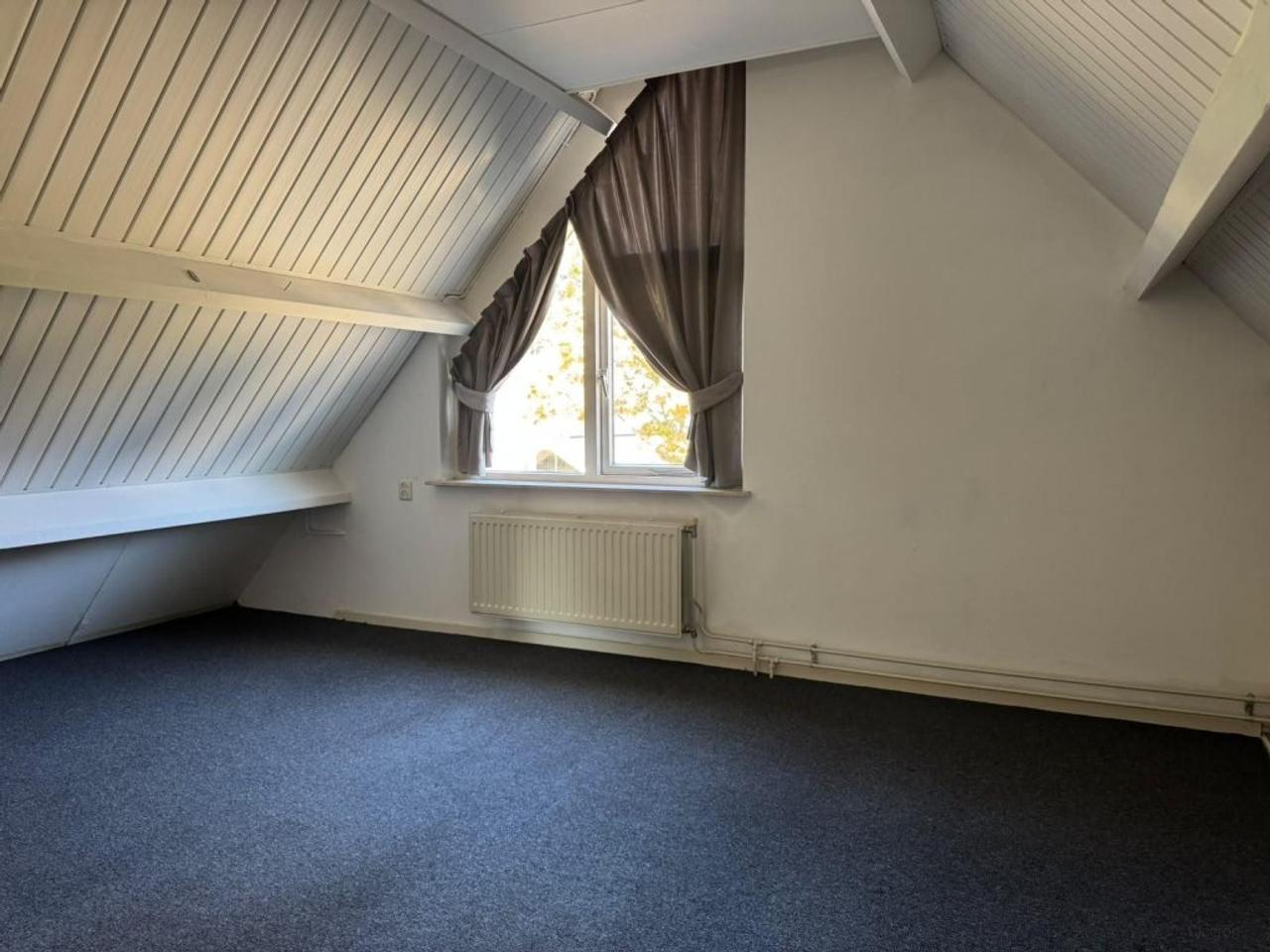 Ground-floor bedroom and garden - Image 17