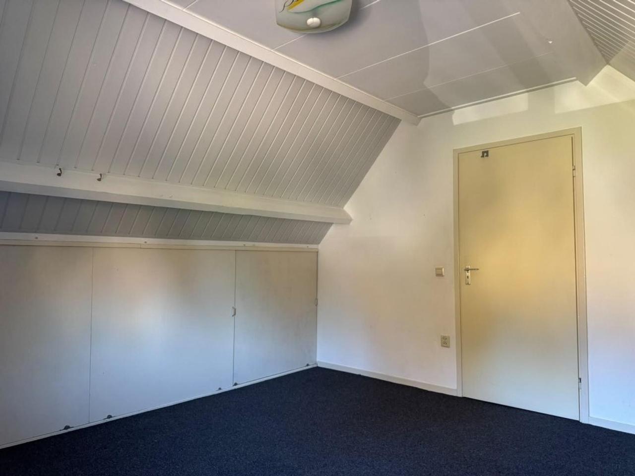 Ground-floor bedroom and garden - Image 18
