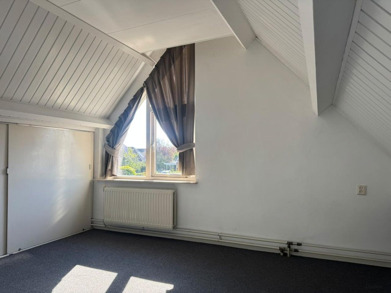 Ground-floor bedroom and garden - Image 19