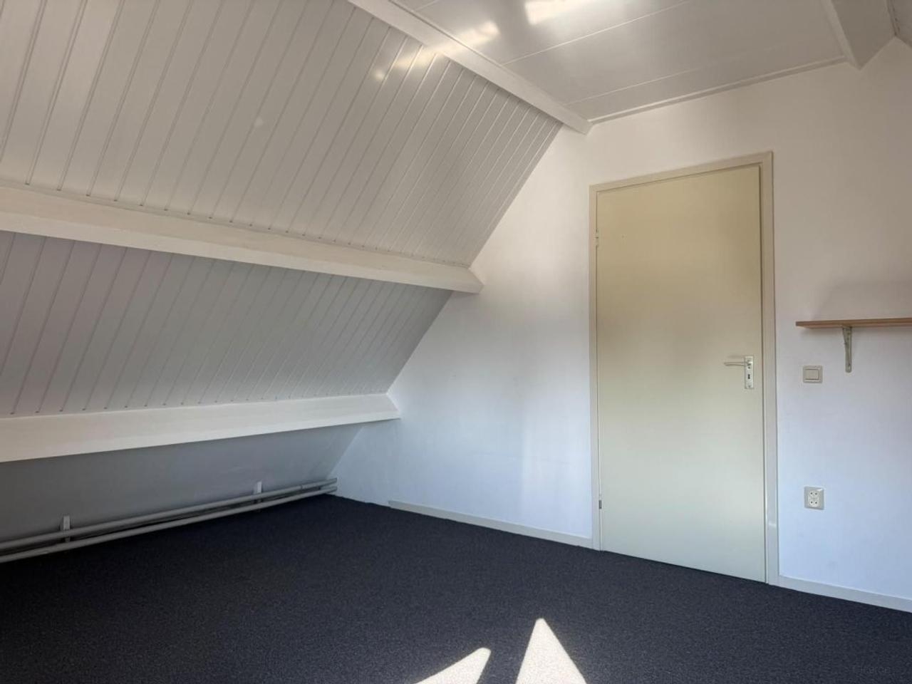 Ground-floor bedroom and garden - Image 20
