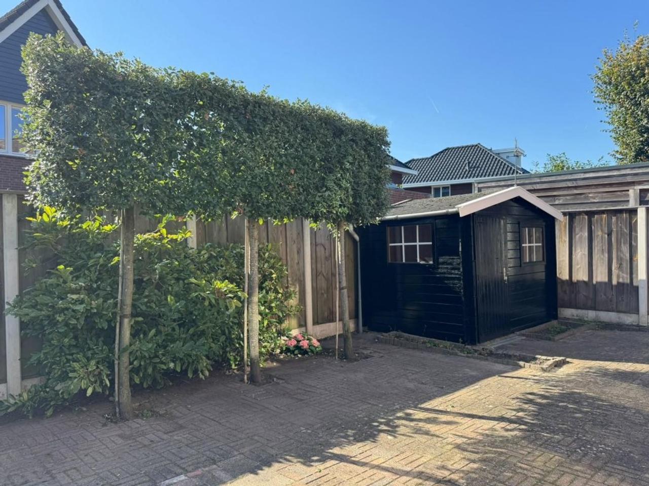 Ground-floor bedroom and garden - Image 22