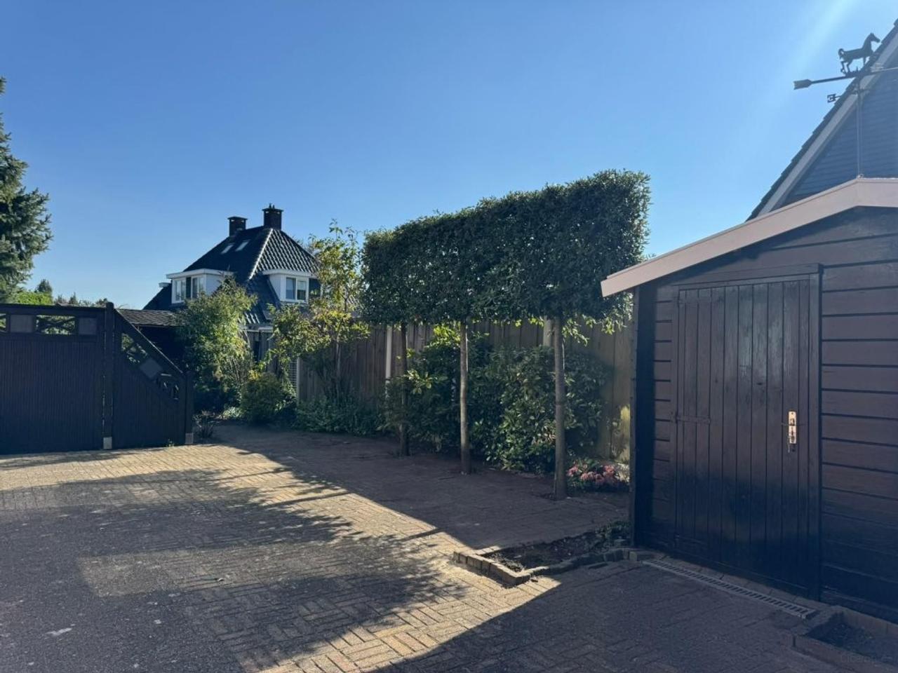 Ground-floor bedroom and garden - Image 23