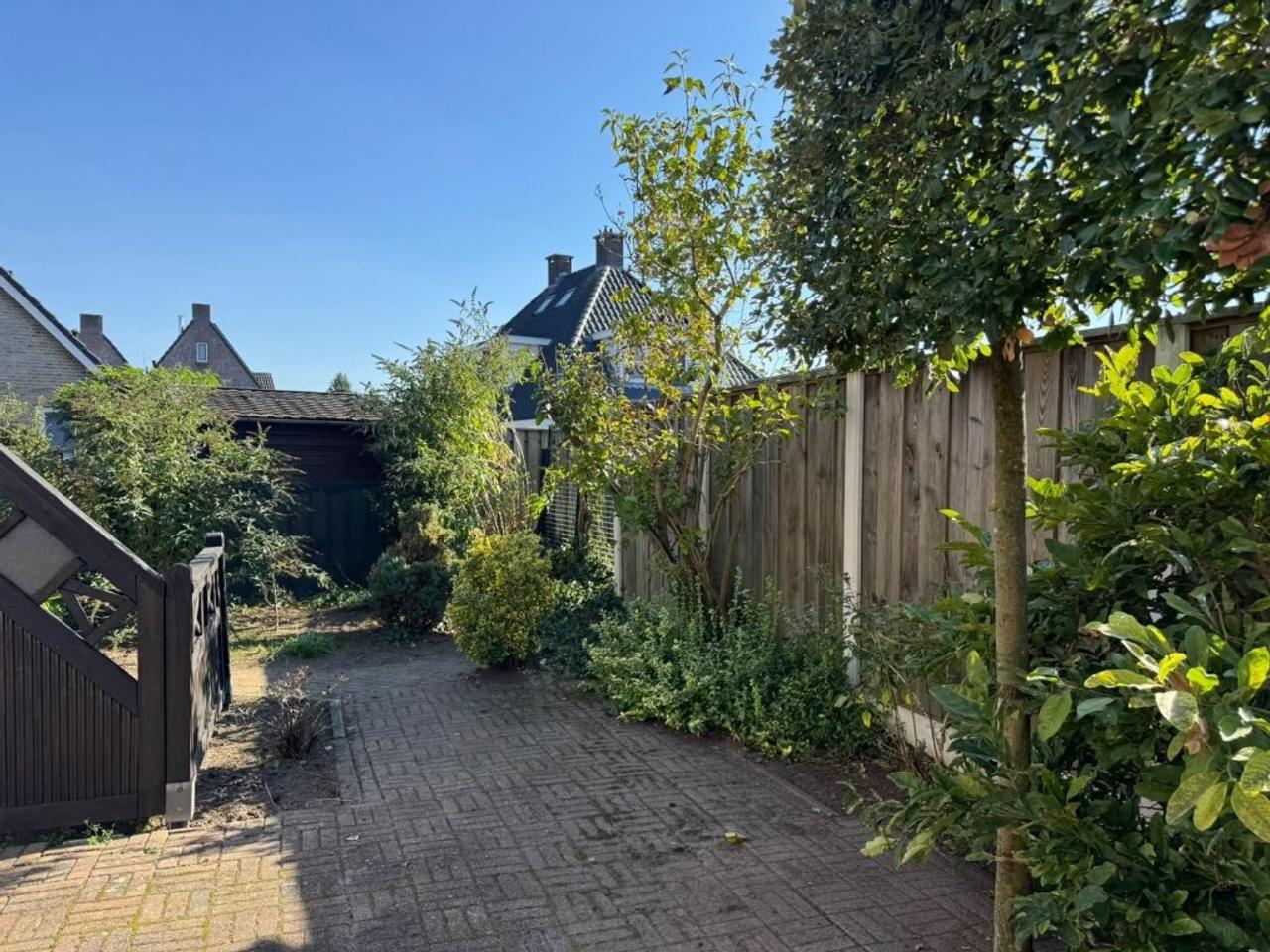 Ground-floor bedroom and garden - Image 24