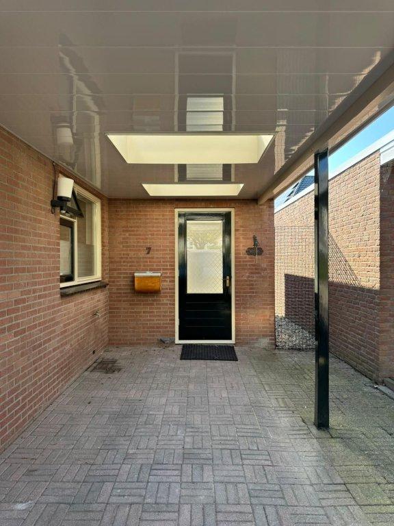 Ground-floor bedroom and garden - Image 26