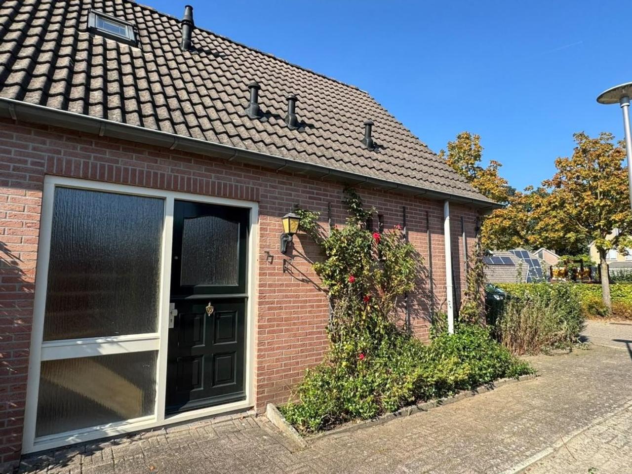 Ground-floor bedroom and garden - Image 28
