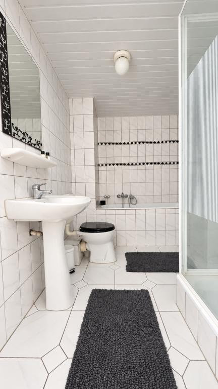 Furnished Home with 4 Bedrooms - Image 29