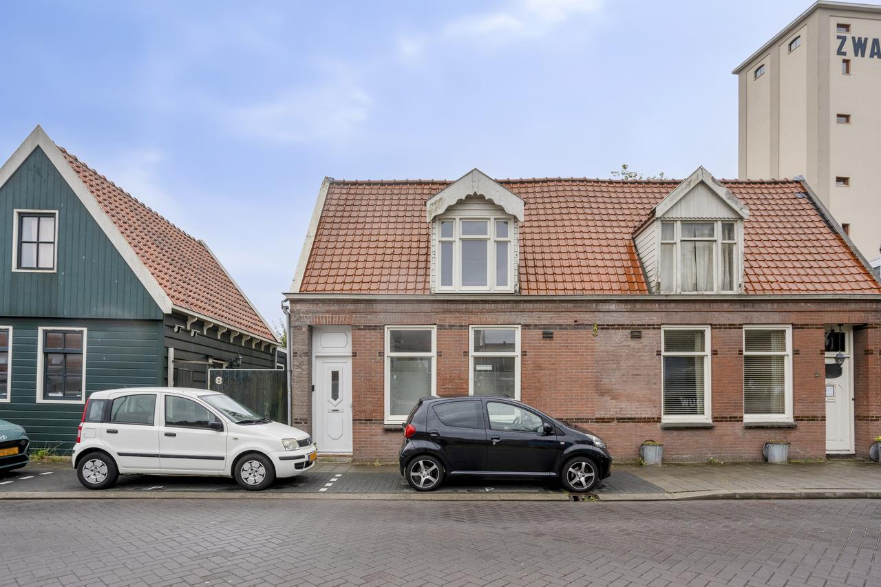Private garden with 87 m² of living space in Zaandam - Image 1