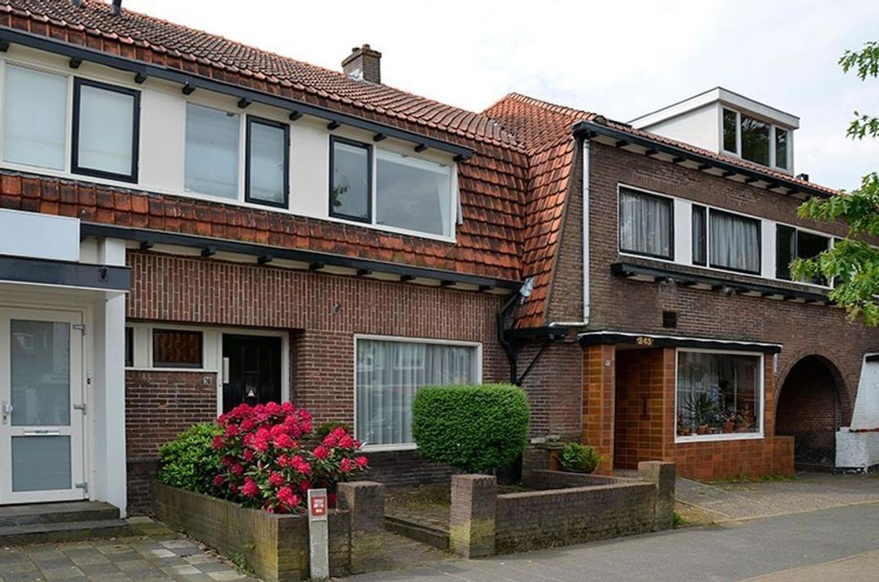 Gemeubileerde tussenwoning met 4 slaapkamers - Afbeelding 1