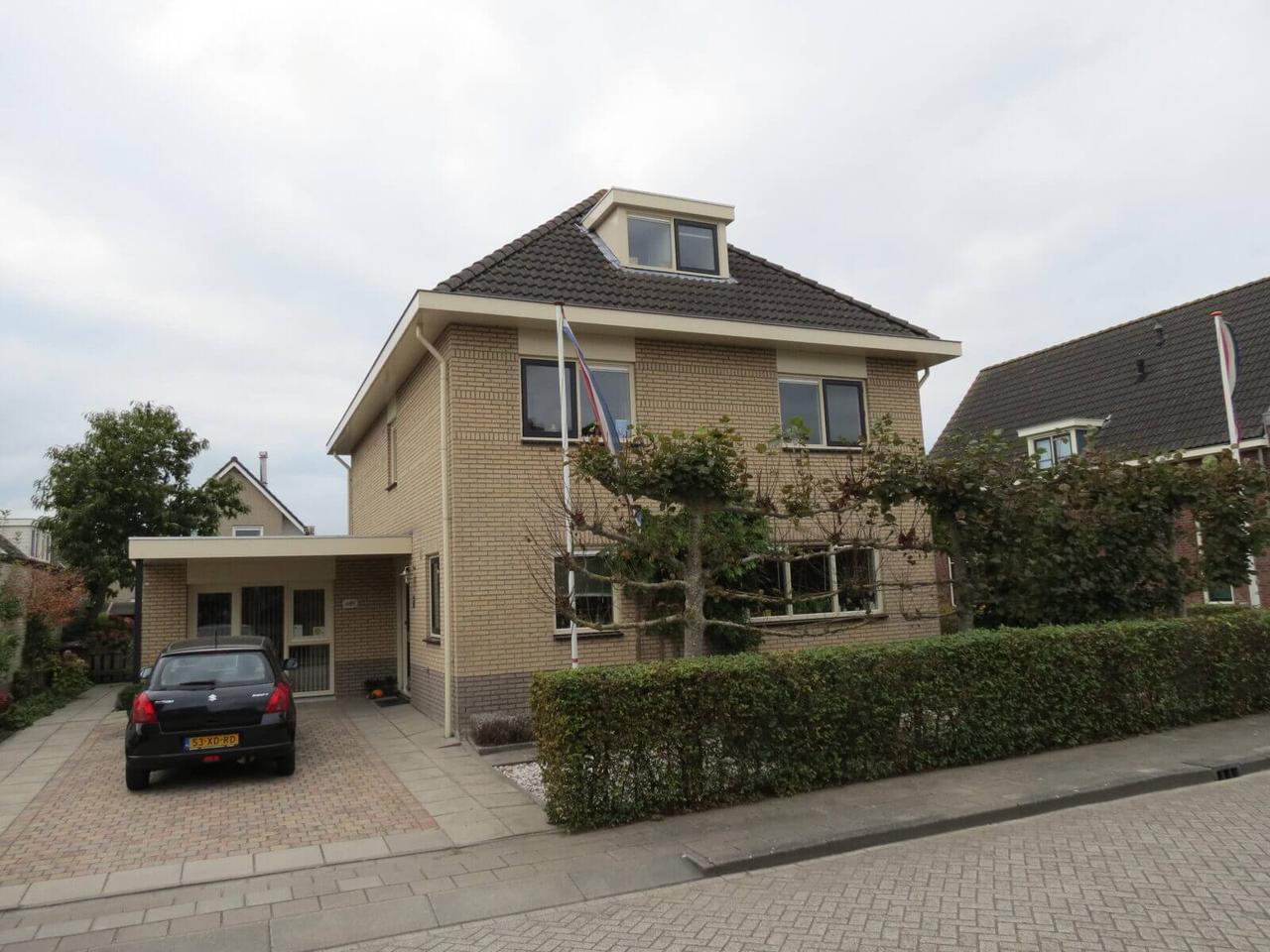 Detached home with sunny garden - Image 1
