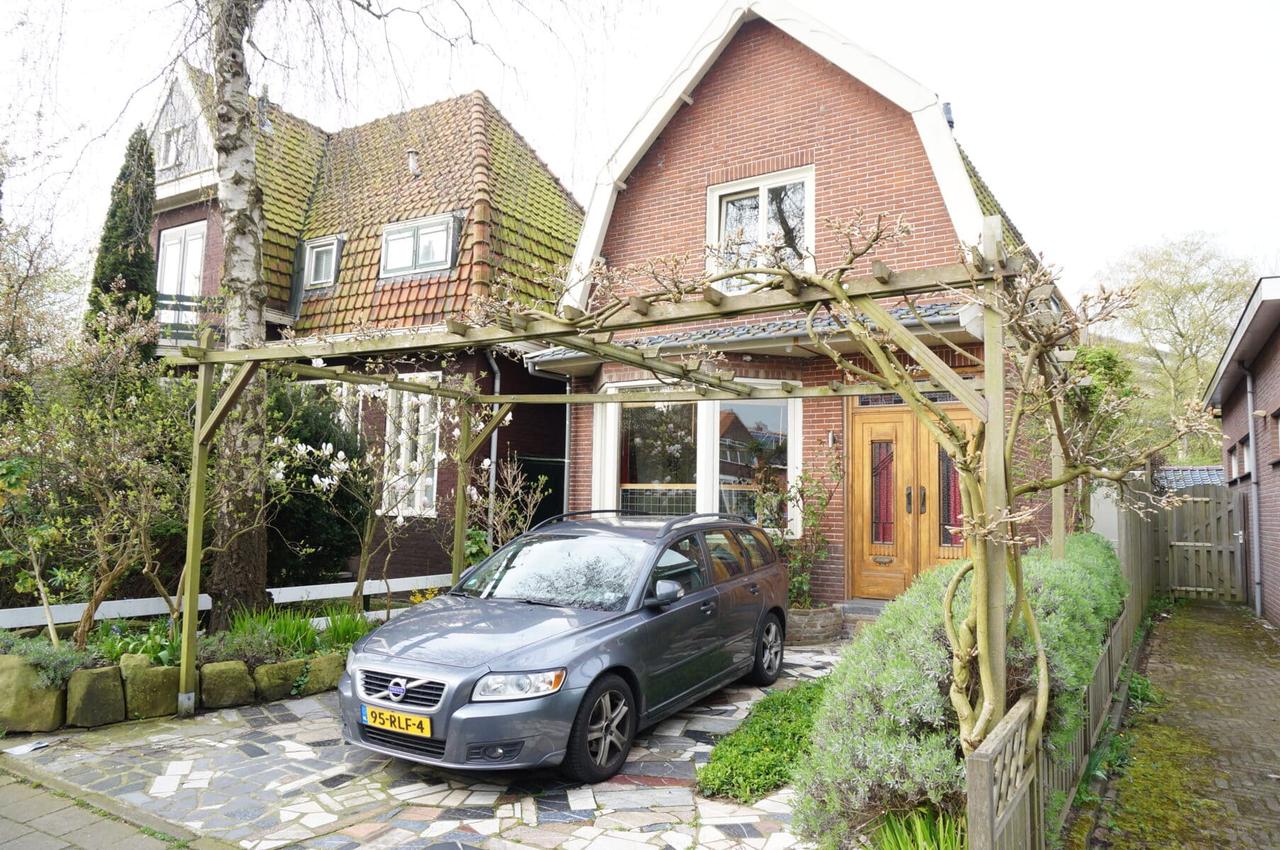 Furnished city villa with garden and parking - Image 1