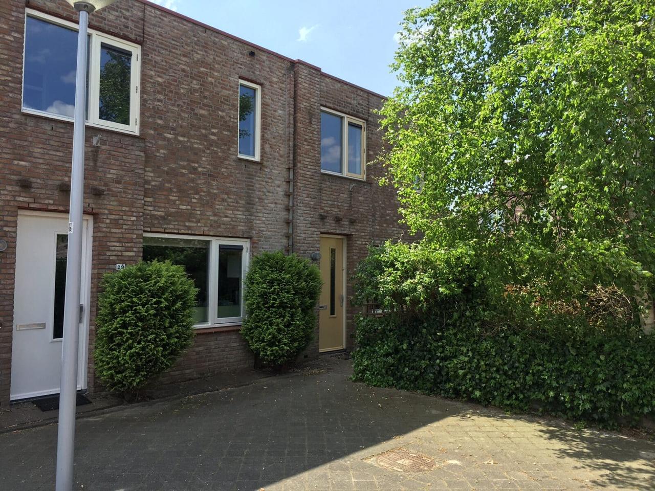 Mid-terrace home with sunny garden in Veldhuizen - Image 1