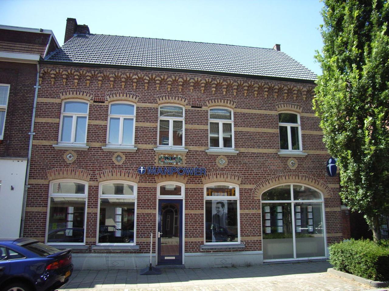 208 m² upper-floor apartment with roof terrace & garage - Image 1