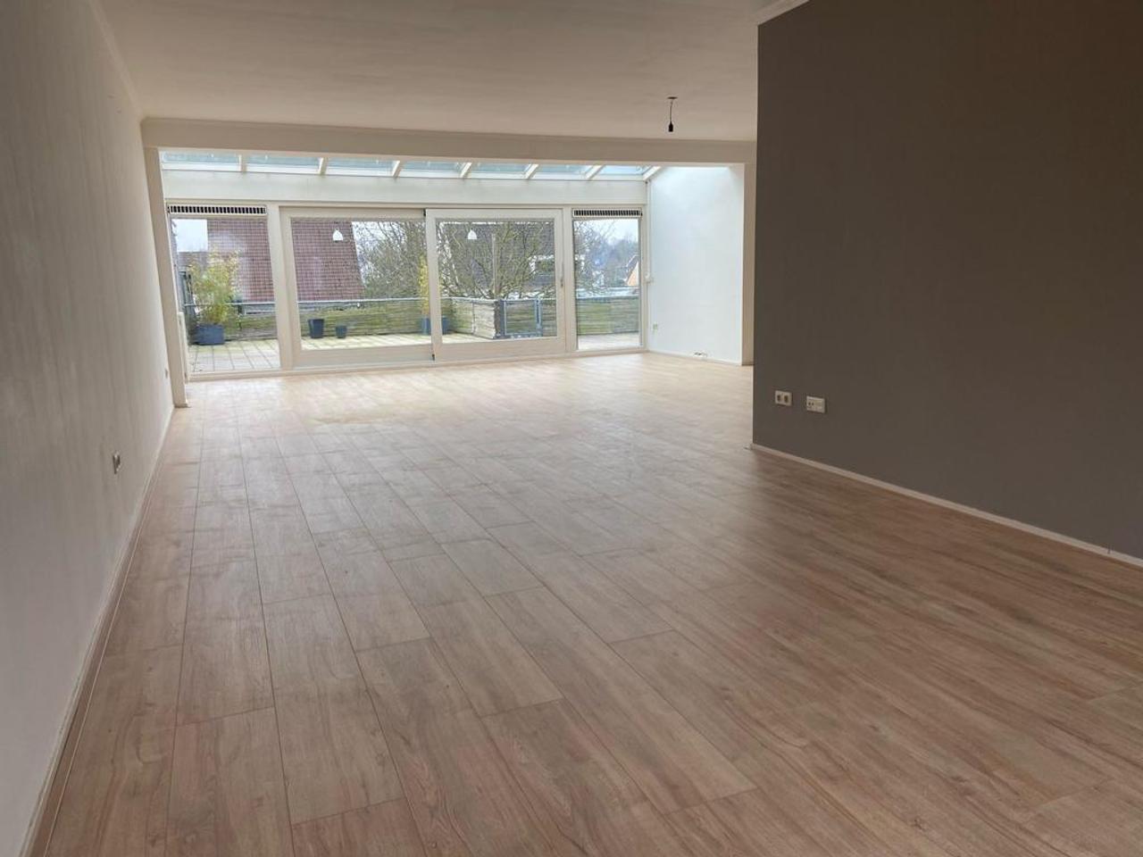 208 m² upper-floor apartment with roof terrace & garage - Image 2